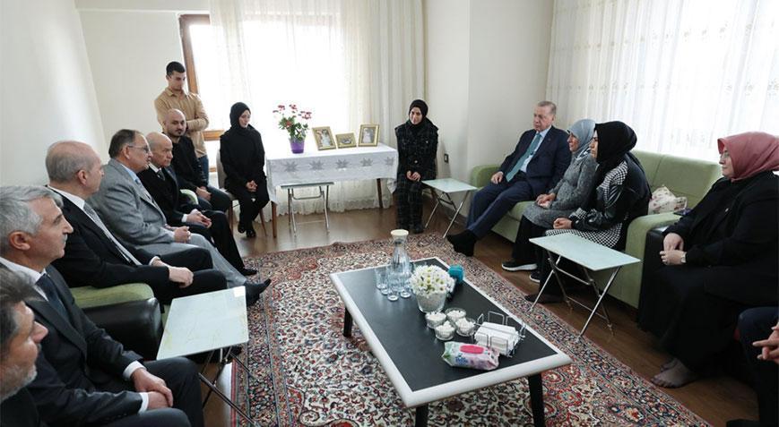 Cumhurbaşkanı Erdoğan ve MHP Lideri Bahçeli’den depremzede aileye ziyaret