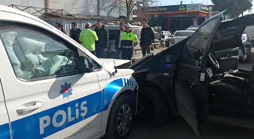 Bulgaristan plakalı otomobil, ekip aracına çarptı! 2 polis yaralandı