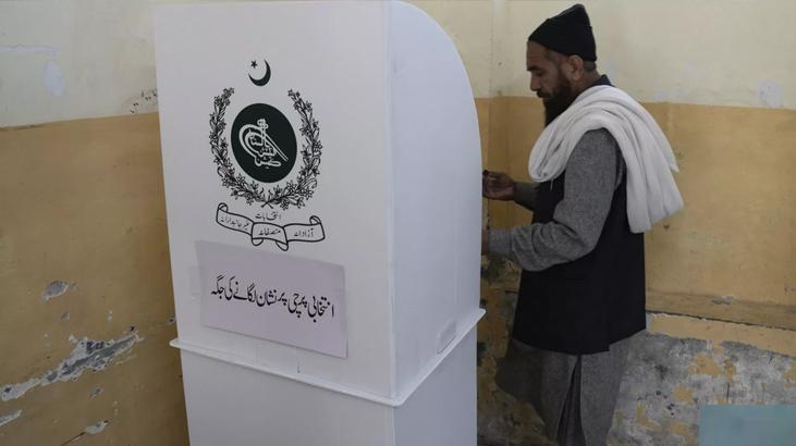 Pakistan gergin seçimde sandık başında: Telefon hizmeti kesildi