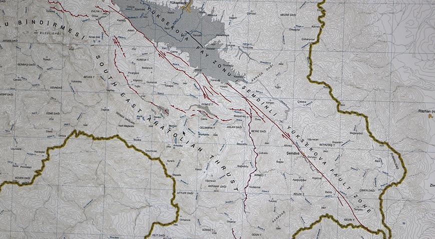 Depremlerine dikkat çekti! ‘Bölgede kuzey-güney yönlü bir sıkışma var’ deyip…