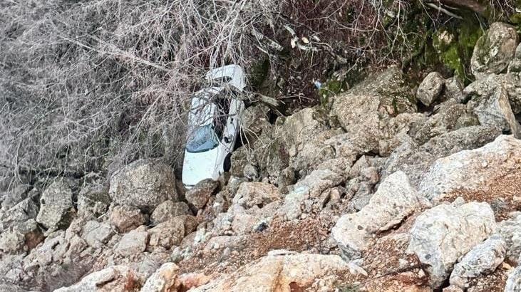 Otomobil uçuruma yuvarlandı! Yaralılar var