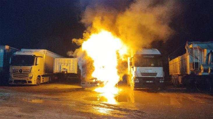 Bilecik’te TIR yangını! Park halindeyken alev alev yandı