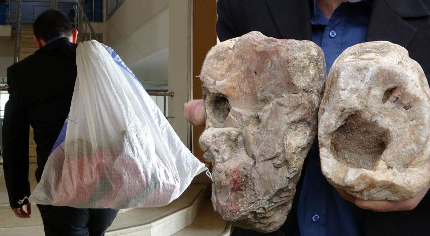 10 yıldır topladığı taşları çuvala koyup teslim etti! ‘Üzerlerinde yazı ve değişik semboller var’