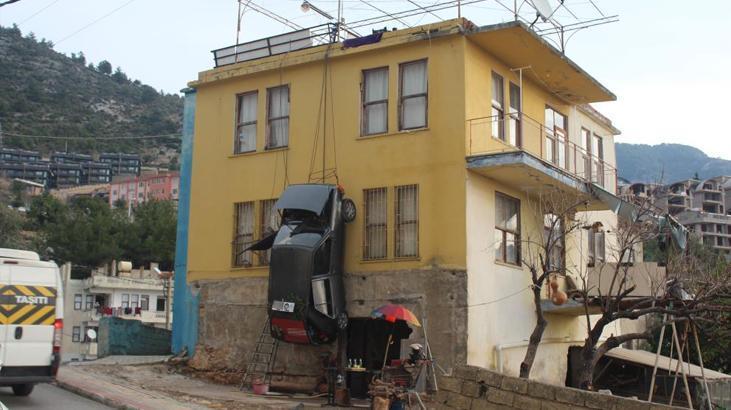 Böyle ceza görülmedi! Otomobilini evinin duvarına astı