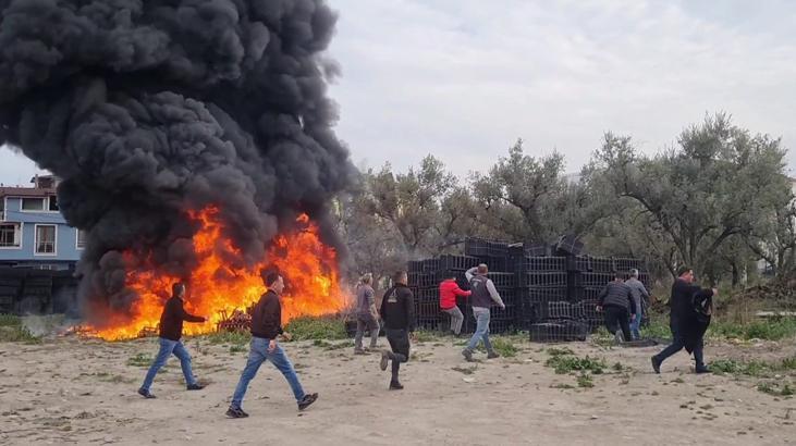 Plastik kasaların depolandığı alanda yangın! Şehrin birçok yerinden görüldü