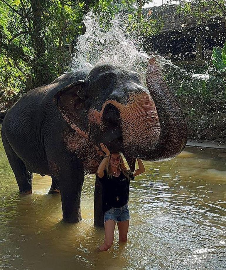 İvana Sert-Sezer Dermenci çiftinin tatil keyfi! Sri Lanka'da fil yıkama serüveni