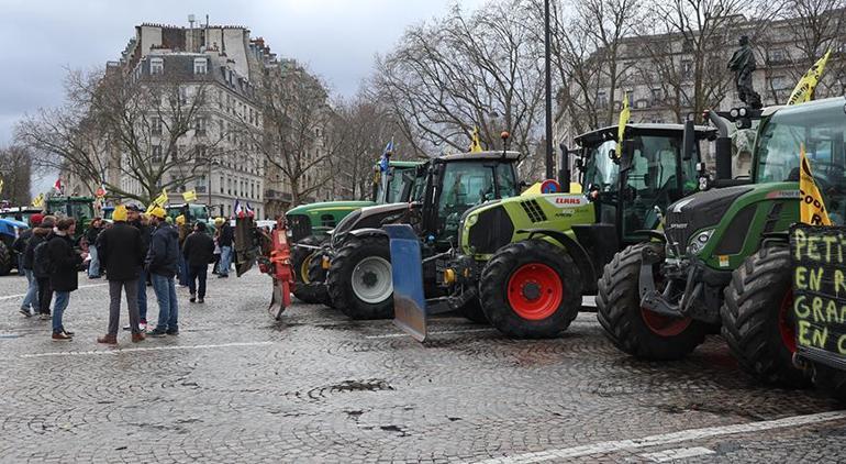 Avrupa'da çiftçi eylemleri hız kesmiyor! Yolu kapattılar