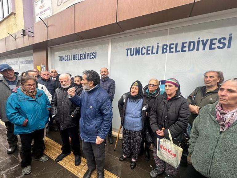 Çöp kamyonundan düşen işçinin beyin ölümü gerçekleşti! Aile belediyeye yürüyerek tepki gösterdi