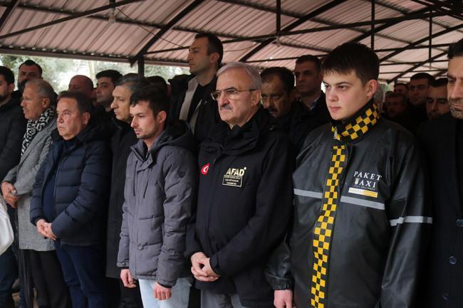 Antalya'da sel felaketinde ölen 2 çocuk babası toprağa verildi