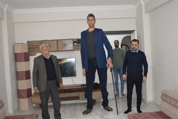 ‘Dünyanın en uzun boylu adamı’ Sultan Kösen, 15’inci yılda da rekoru kimseye kaptırmadı