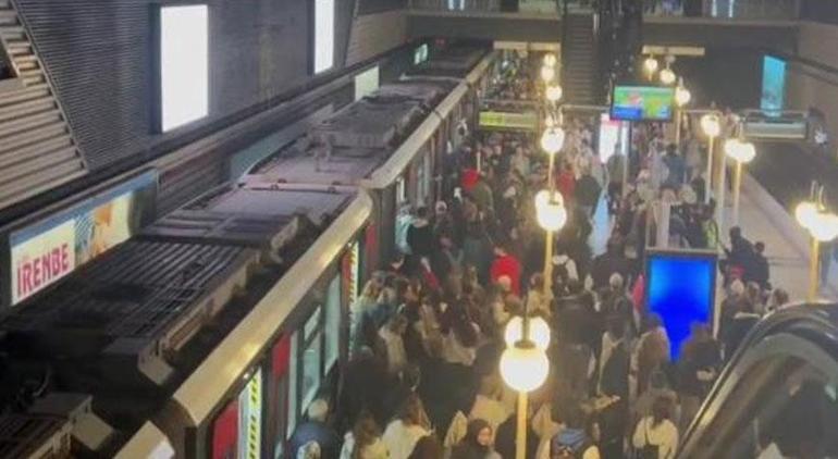İzmir’de seferler gecikince ortalık karıştı! Metroyu tekmeleyip, makinisti dövmeye kalktılar