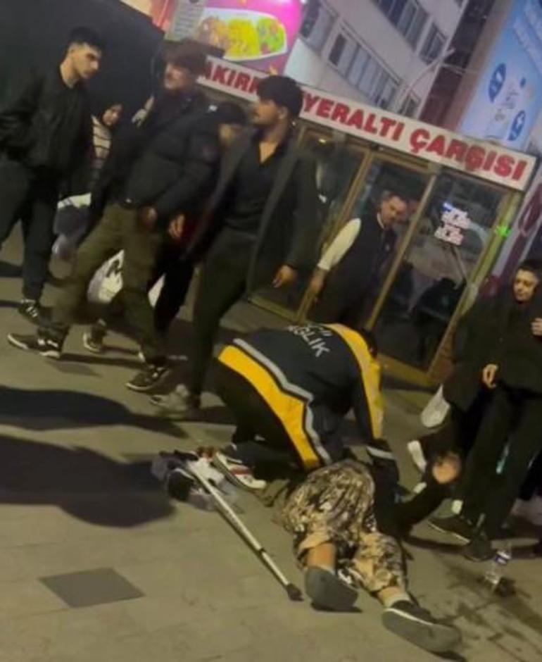 Bakırköy'de yaşlı kadını ittirerek yere düşürdüler