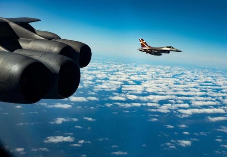 İsveç kararının ardından ABD'den ilk hamle! Putin'i kızdıracak B-52 görüntüsü