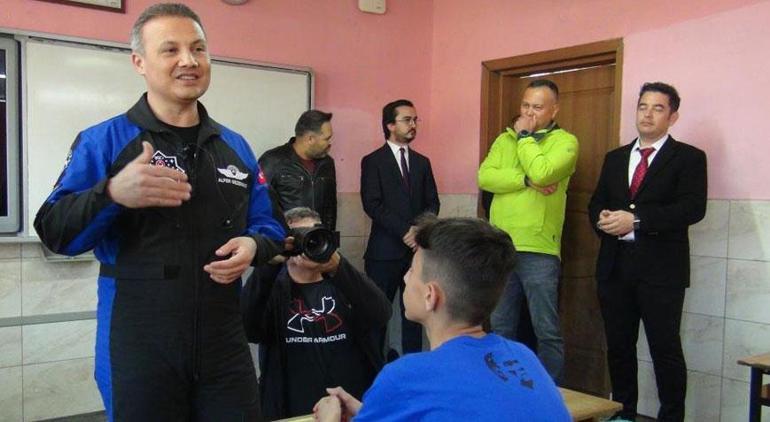 Türkiye’nin ilk astronotu Alper Gezeravcı öğrencilerle buluştu! 'Artık hayalinin sınırı burası'