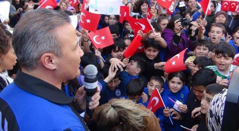 Türkiye’nin ilk astronotu Alper Gezeravcı öğrencilerle buluştu! 'Artık hayalinin sınırı burası'
