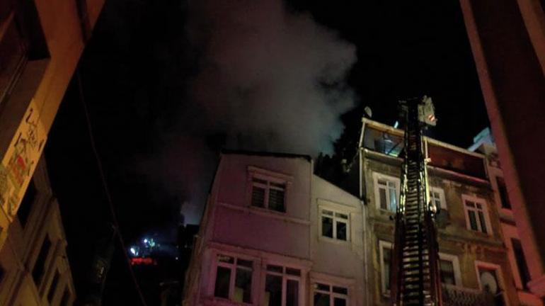 Beyoğlu'nda çatı yangını: 1 kişi hayatını kaybetti