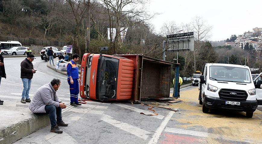 Faciaya ramak kaldı! Kamyon devrildi, pres makinesi yola savruldu