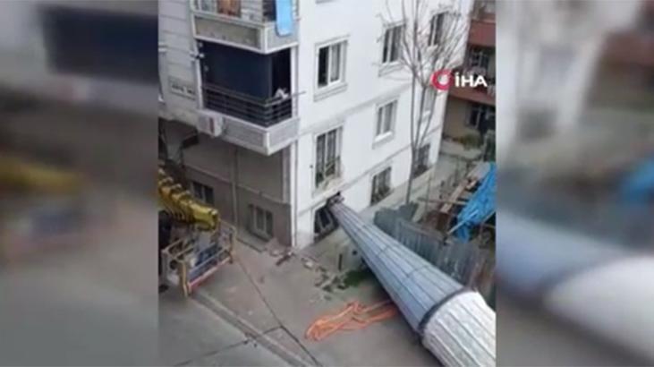 Son dakika…. Esenyurt’ta cami minaresi binanın üzerine devrildi