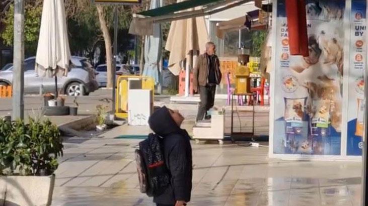 İç ısıtan anlar! Türk bayrağının karşısına geçti, İstiklal Marşı okudu