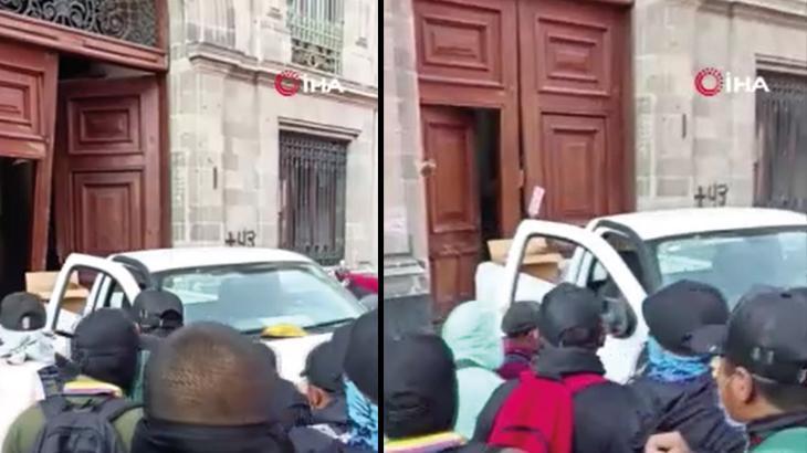 Meksika’da yer yerinden oynuyor! Protestocular Başkanlık Sarayı’na daldı