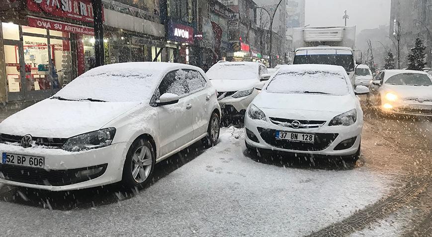 Hakkari’de kar yağışı! Sürücüler ilerlemekte güçlük çekti