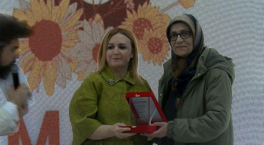 AK Parti Bayrampaşa Adayı Bayraktar ‘Yılın Emekçi Kadınları’na plaket verdi