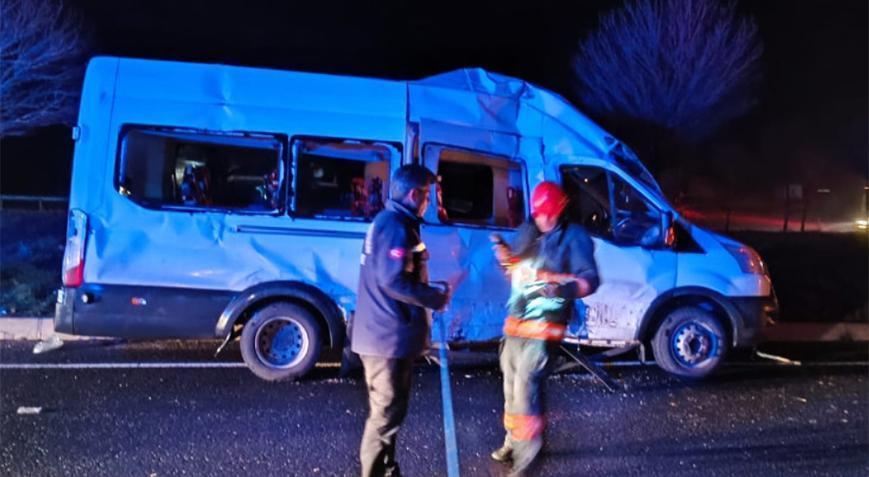 Öğrenci ve öğretmenleri taşıyan minibüs TIR ile çarpıştı! Yaralılar var