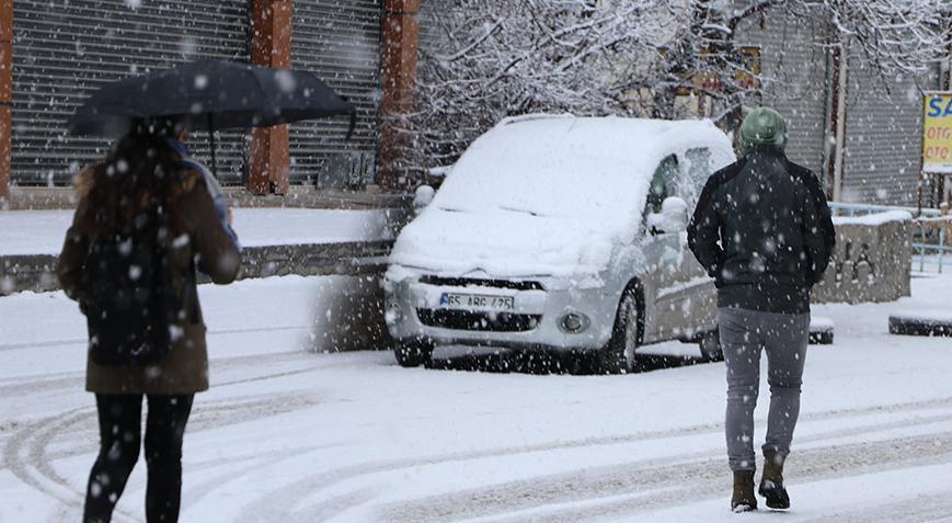 Van’da, 152 yerleşim yerinin yolu kardan kapandı! Kar kalınlığı 35 santimetreye ulaştı