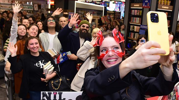 Nil Karaibrahimgil imza gününde sevenleriyle buluştu