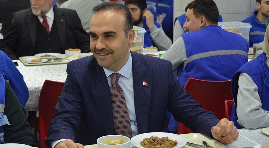 Bakan Kacır işçilerle beraber iftar yaptı