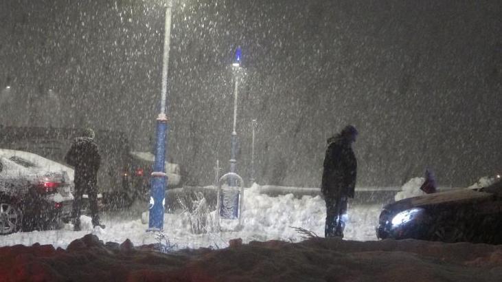 Mart ayında kar sürprizi! Cadde ve sokaklar beyaza büründü