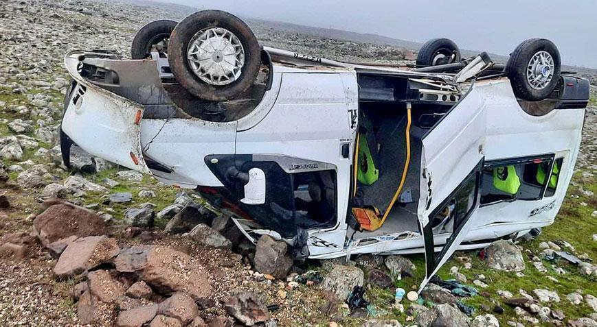 Servis minibüsü devrildi: 14’ü öğrenci 15 kişi yaralandı