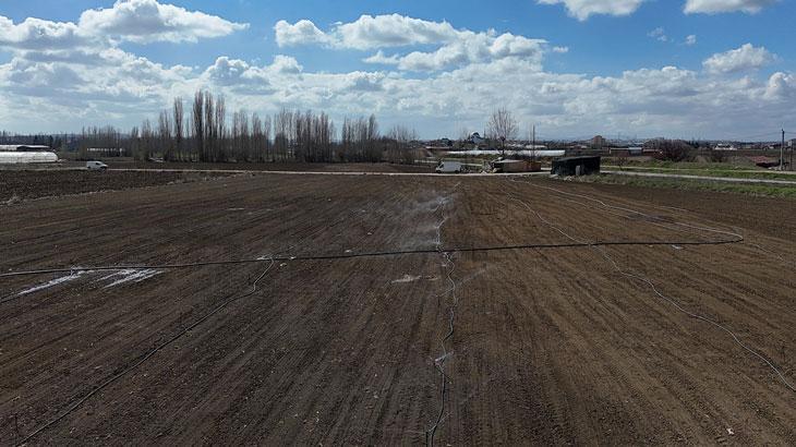 Çiftçiler tarlalarını 2 ay önce sulamaya başladı