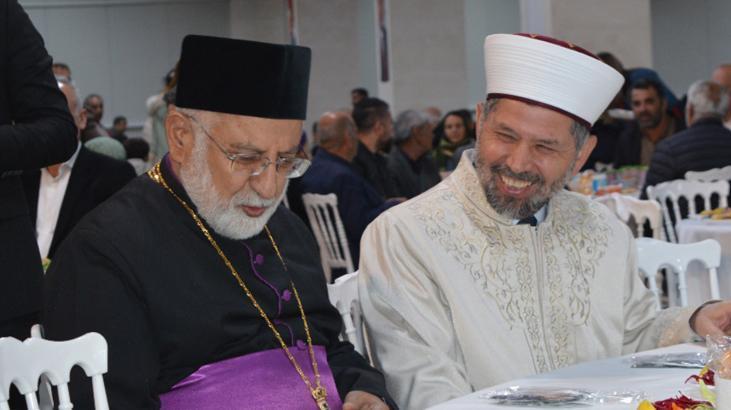 Mardin’de farklı dinlerin temsilcileri iftar sofrasında buluştu! ‘ Bu iftar kardeşliğimizin iftihar tablosudur’