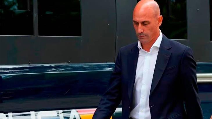 İspanyol savcılar, kadın futbolcuyu dudaklarından öpen Rubiales için 2,5 yıl hapis cezası istiyor