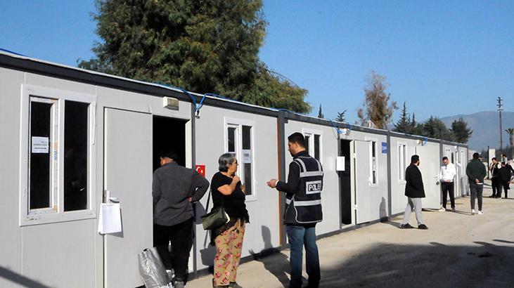 Depremin vurduğu Hatay’da seçmenler konteynerlerde oy kullandı