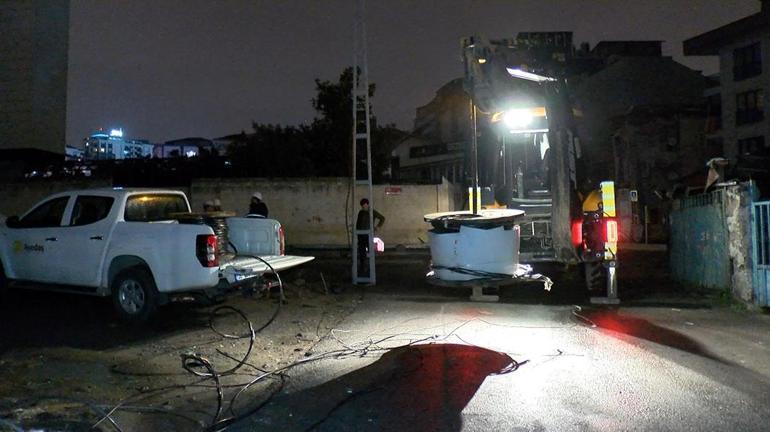 Kamyon elektrik tellerine takıldı, Ataşehir'de bir sokak karanlığa gömüldü