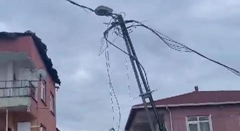 Kamyon elektrik tellerine takıldı, Ataşehir'de bir sokak karanlığa gömüldü