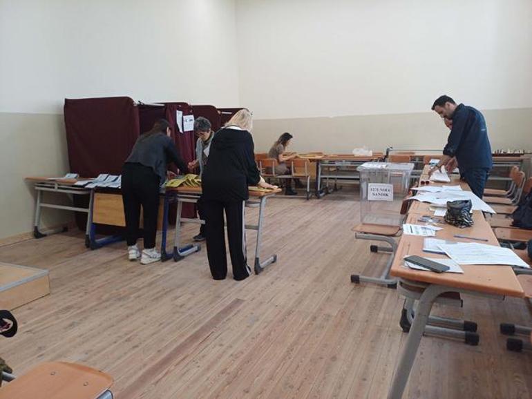 İzmir'de seçmenler sandık başında