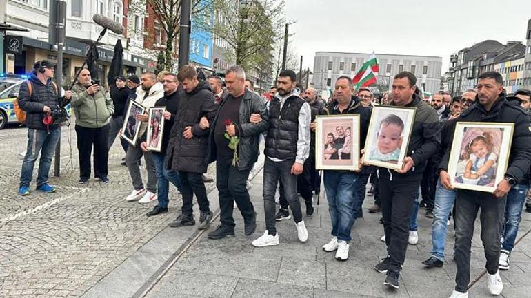 Yüzlerce kişi Solingen’de hayatını kaybeden aile için yürüdü! 'Adalet istiyoruz'
