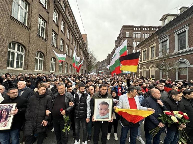 Yüzlerce kişi Solingen’de hayatını kaybeden aile için yürüdü! 'Adalet istiyoruz'