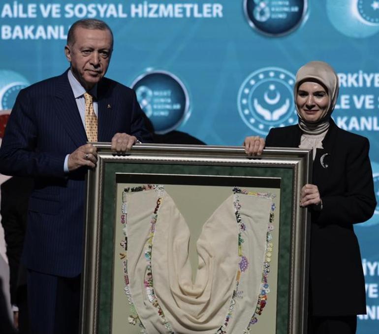 Cumhurbaşkanı Erdoğan'a '8 Mart Dünya Kadınlar Günü'nde 81 oyalı yazma hediye edildi