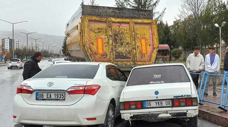 Kayseri'de kaygan yol kazaya neden oldu! 2 otomobil, TIR dorsesine çarptı: 5 yaralı