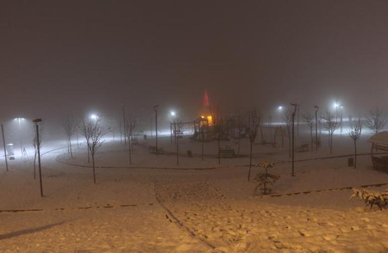 Ankara beyaza büründü! Gece saatlerinde kar yağışı etkili oldu