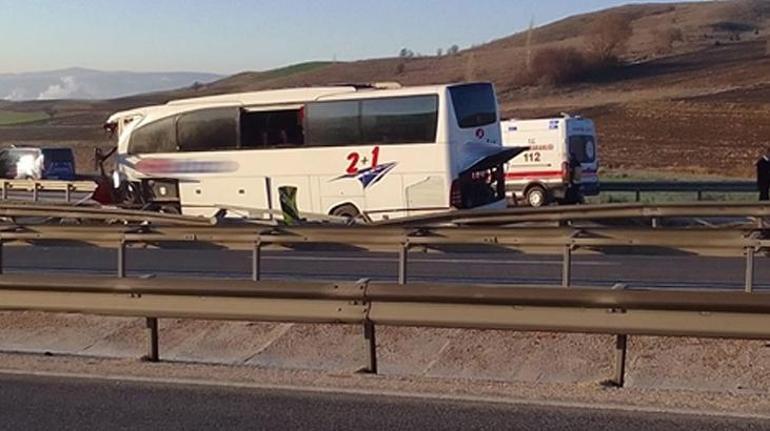 Bilecik'te yolcu otobüsü bariyerlere çarptı! 14 kişi yaralı