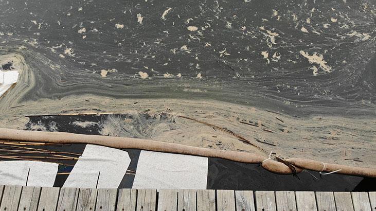 Milyonların içme suyu olan Sapanca Gölü'nde şok! Boru hattı patladı, akaryakıt sız