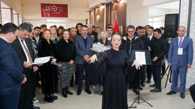 Bakan Tekin Erzurum'da gençlerle buluştu ve türkü söyledi