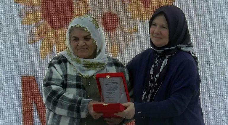 AK Parti Bayrampaşa Adayı Bayraktar 'Yılın Emekçi Kadınları'na plaket verdi
