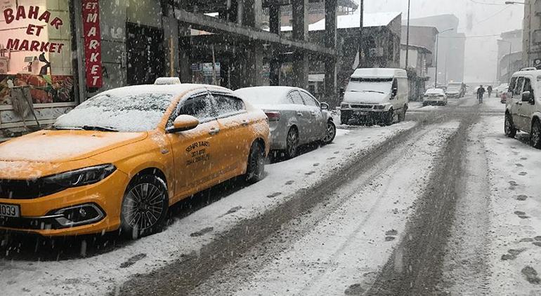 Hakkari'de kar yağışı! Sürücüler ilerlemekte güçlük çekti