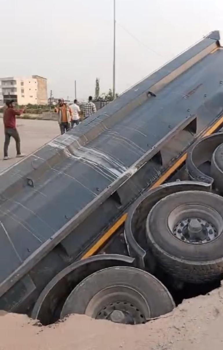 Adana'da yol çöktü! Seyir halindeki kamyon oluşan gömüldü